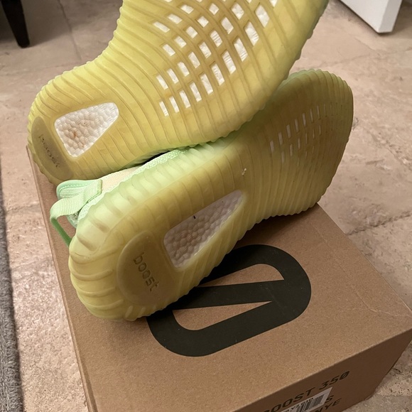 adidas Yeezy Boost 350 V2 Glow - Picture 3 of 7